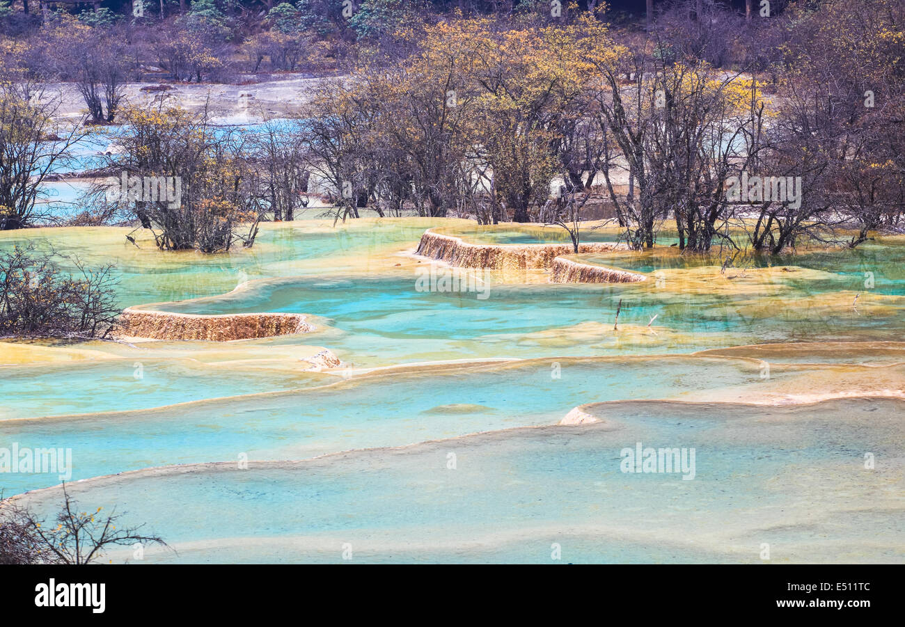 Blu stagni di travertino in huanglong Foto Stock