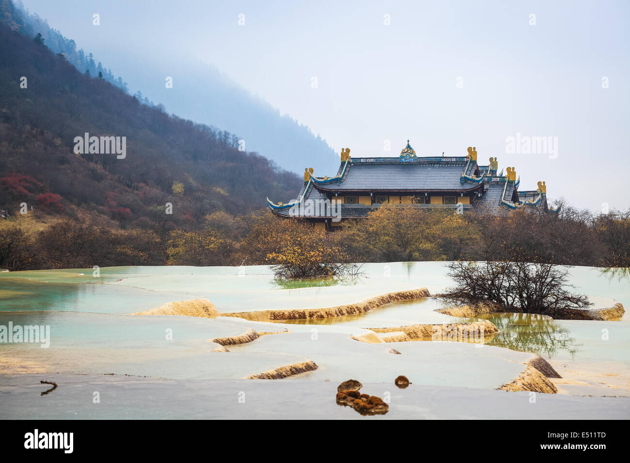 Huanglong paesaggio con laghetto di calcificazione Foto Stock