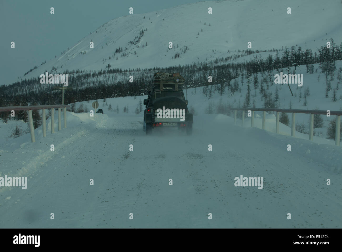 4WD expedition strada pericolosa Siberia bianco neve Foto Stock