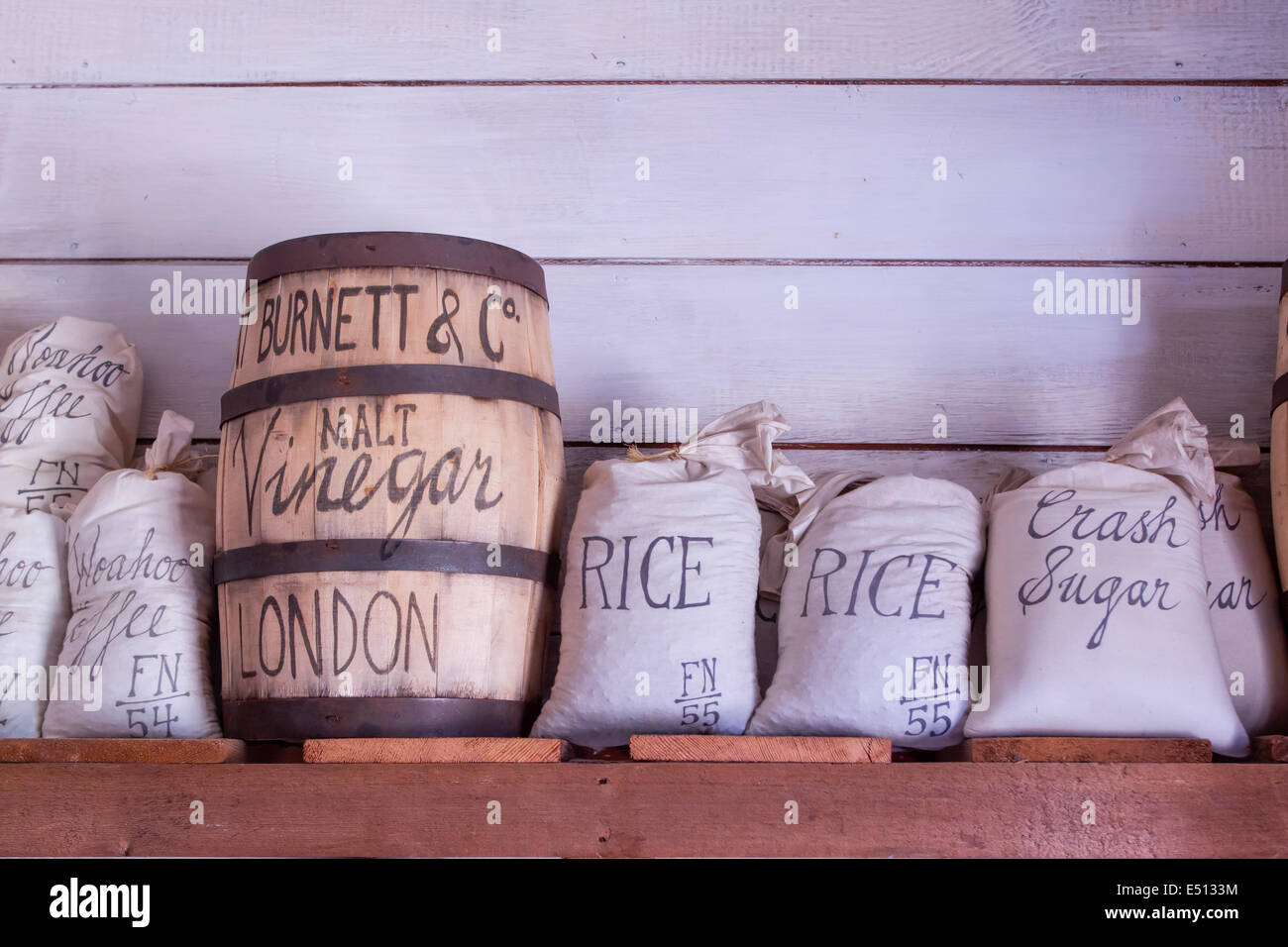 Vintage borse alimentari sul display. Foto Stock