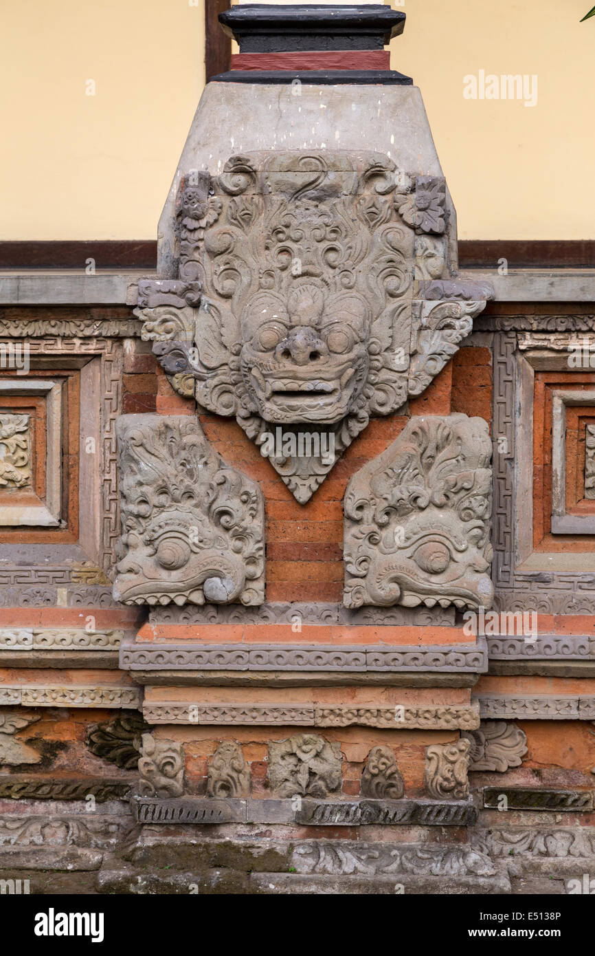 Bali, Indonesia. Scultura indù all'interno del Kerta Gosa composto, Klungkung, Semarapura. Foto Stock