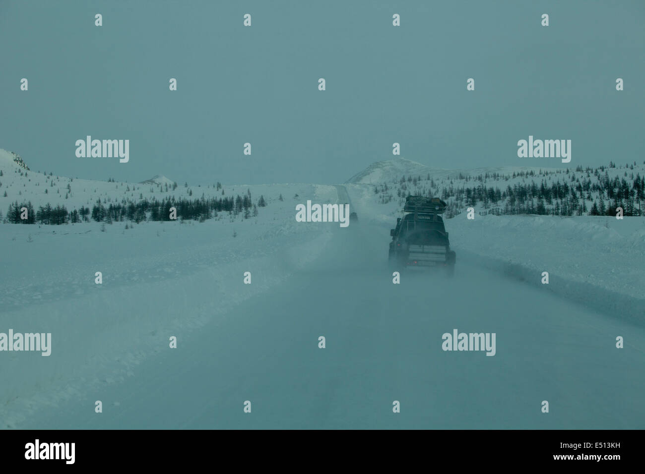 4WD expedition strada pericolosa Siberia bianco neve Foto Stock