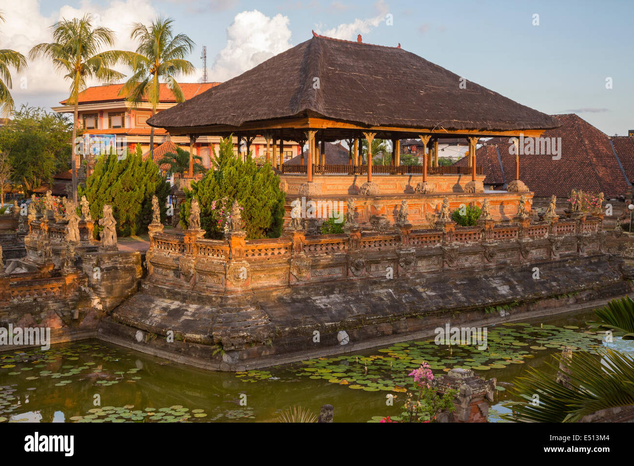 Bali, Indonesia. La balla Kambang (Padiglione flottante), all'interno del Kerta Gosa composto, il luogo di amministrazione della giustizia Foto Stock