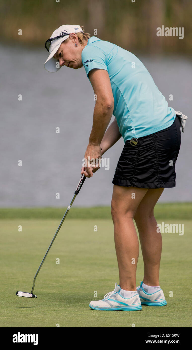 Stateline, Nevada, Stati Uniti d'America. 17 Luglio, 2014. World Golf Hall of Fame stati Annika Sorenstam putt a Edgewood Tahoe durante il pro-am giorno alla venticinquesima edizione del secolo americano campionato. La sig.ra Sorenstam, vincitore di 89 tornei in tutto il mondo, è venuta fuori di pensionamento di questa settimana per prendere sul paese del miglior atleta professionista e celebrity golfisti in questo ben noto fatta per la tv evento. © Brian Cahn/ZUMA filo/Alamy Live News Foto Stock