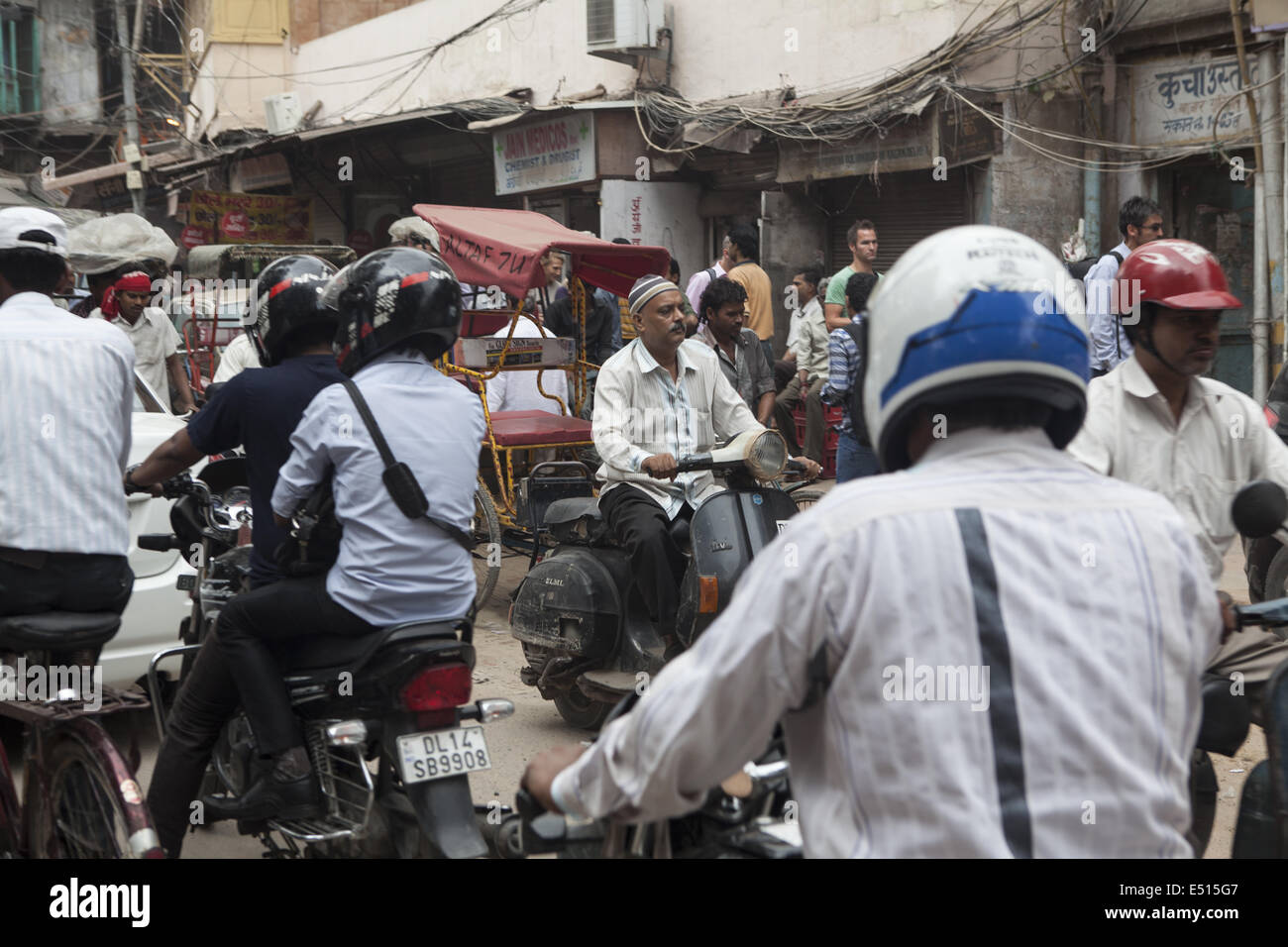 Motociclo conducente downtown, Dehli, India Foto Stock