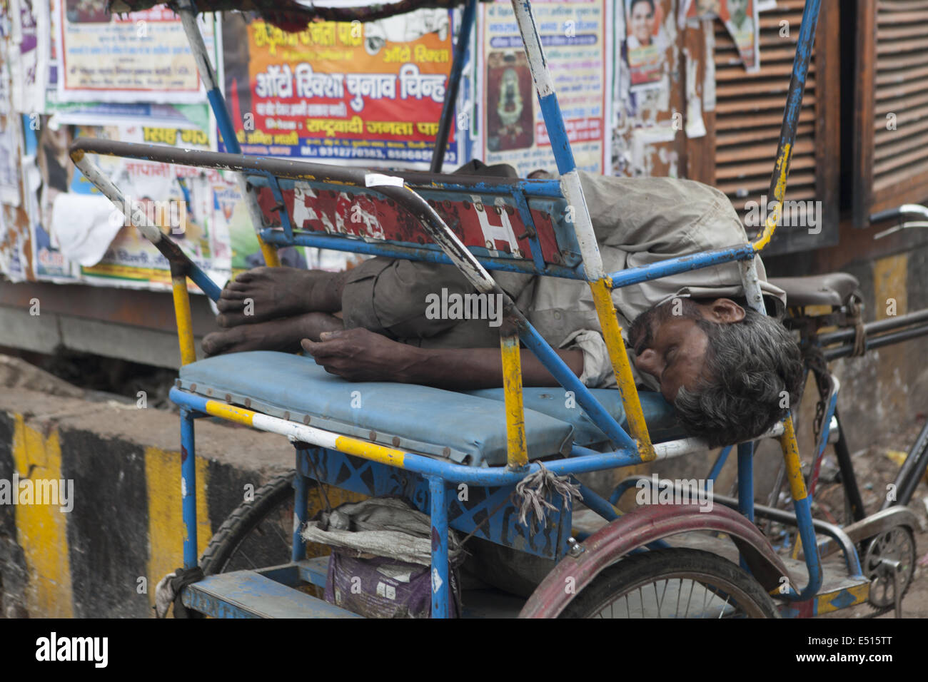 Sleeping rickshaw driver, Old-Dehli, India Foto Stock