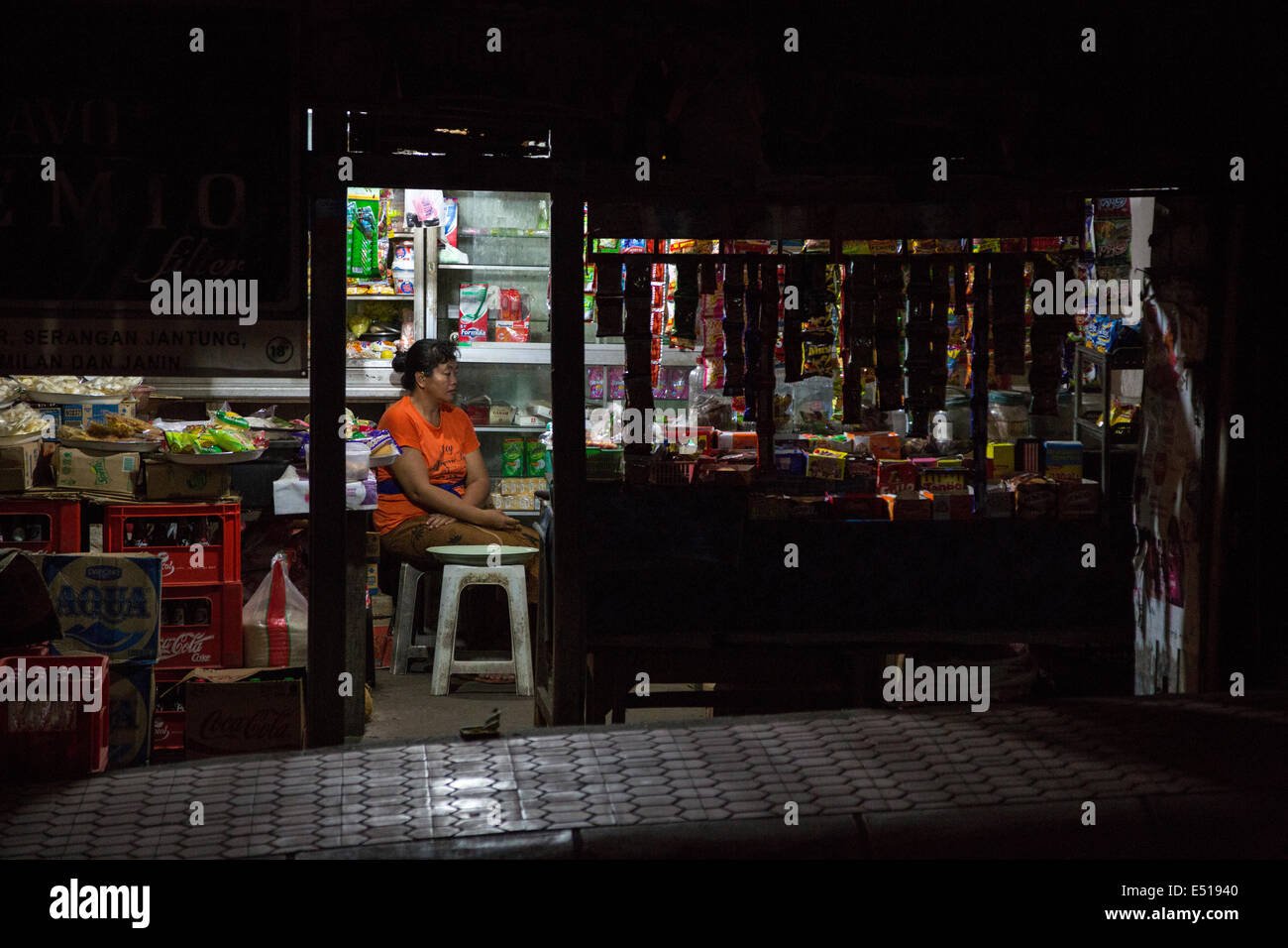 Bali, Indonesia. Negoziante di notte. Klungkung, Semarapura. Foto Stock