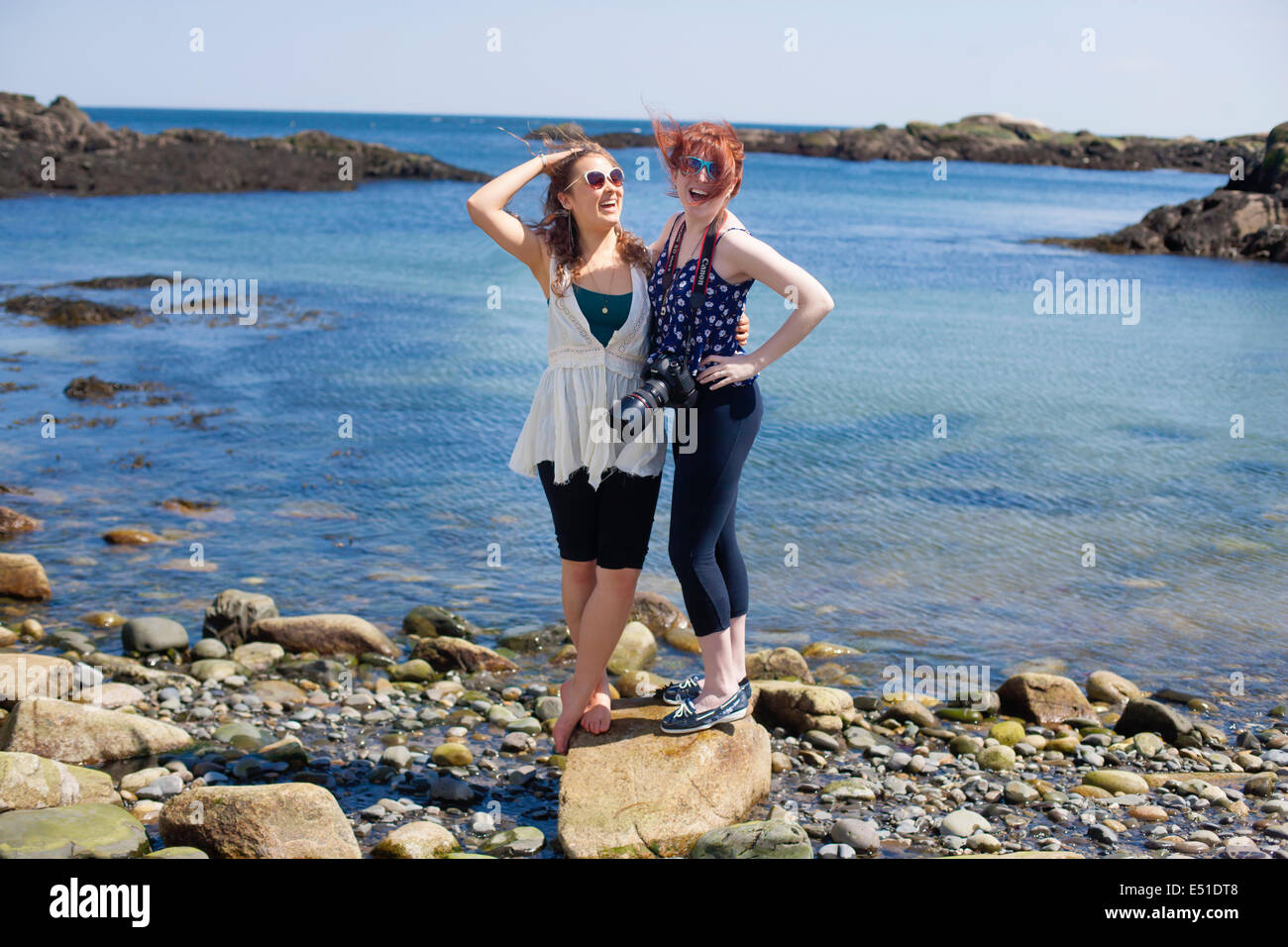 Due donne in piedi sulla roccia Foto Stock