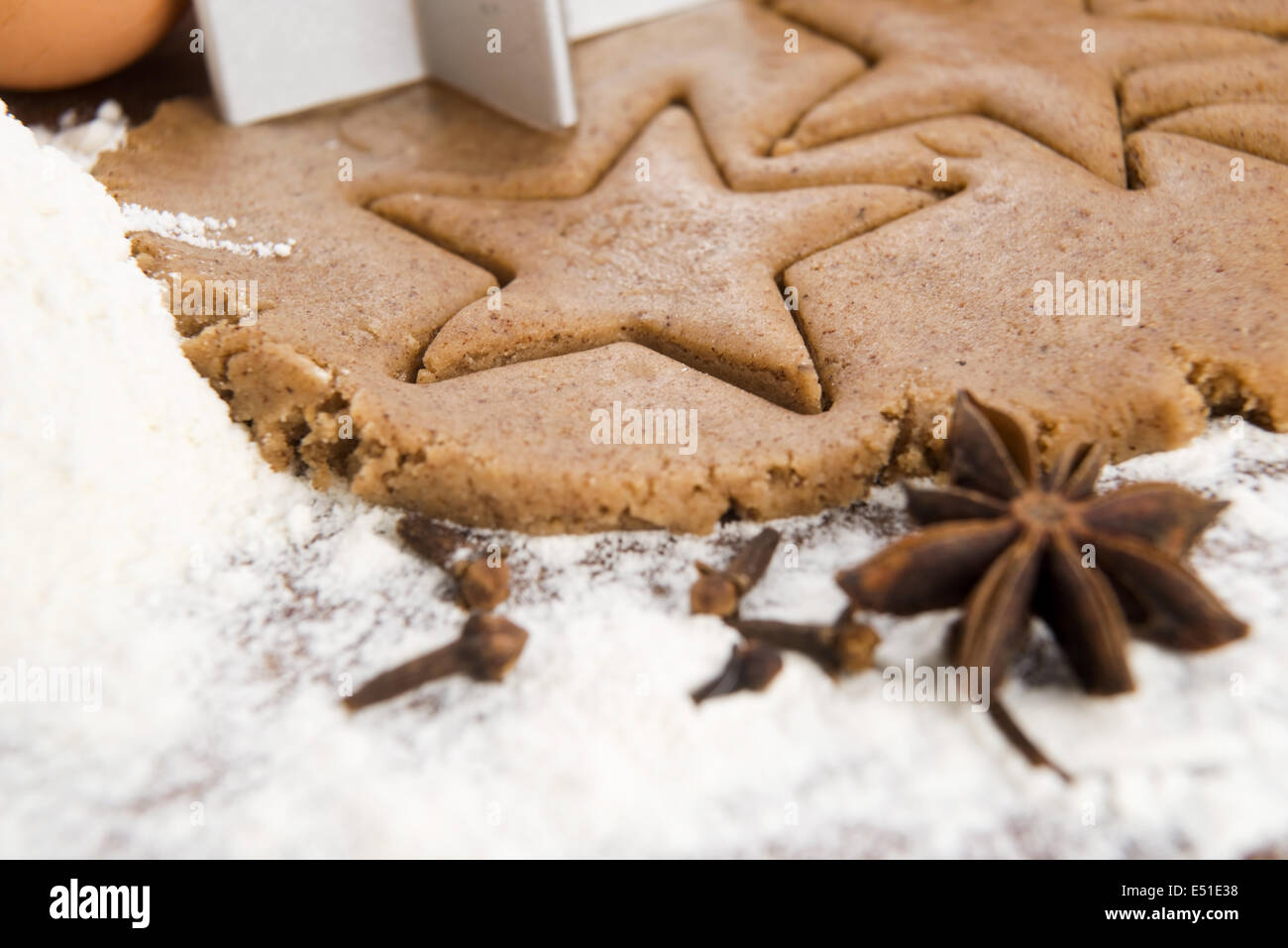 La preparazione di pan di zenzero i biscotti per Natale Foto Stock