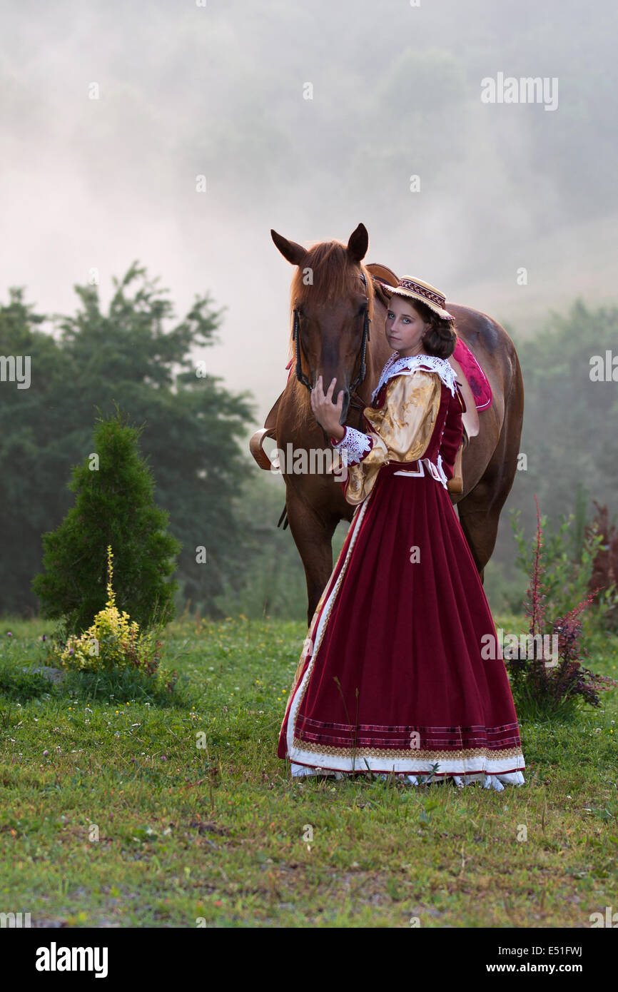 Donna in abito reale in stile barocco a cavallo Foto Stock