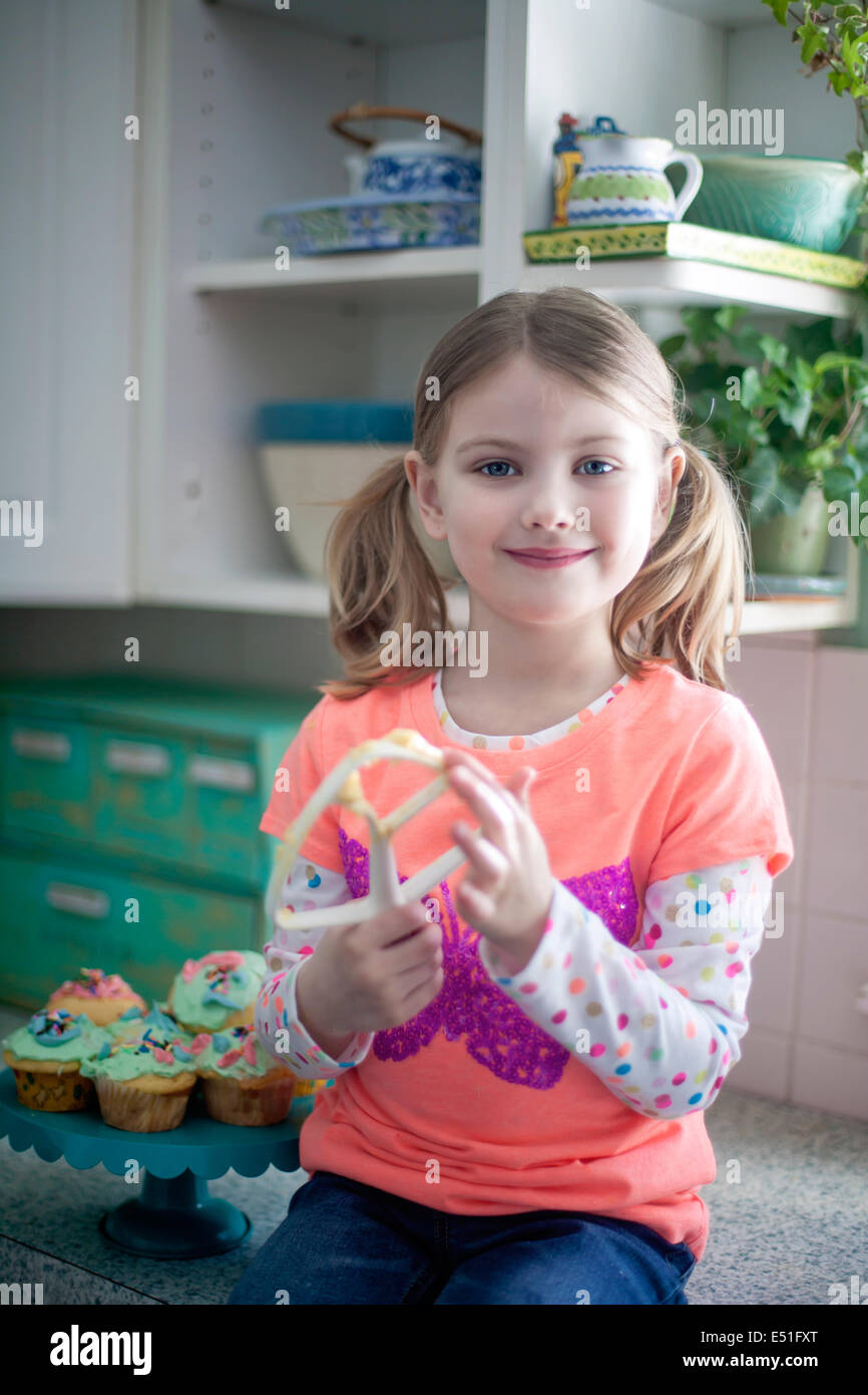 Ritratto di ragazza (4-5) in cucina Foto Stock