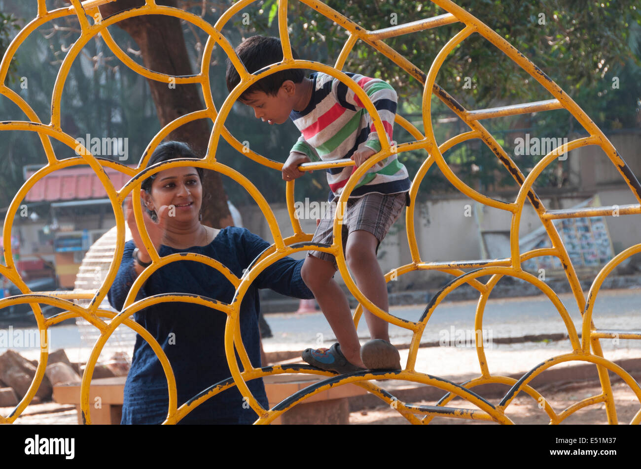 La madre e il bambino a giocare nel parco, India Foto Stock