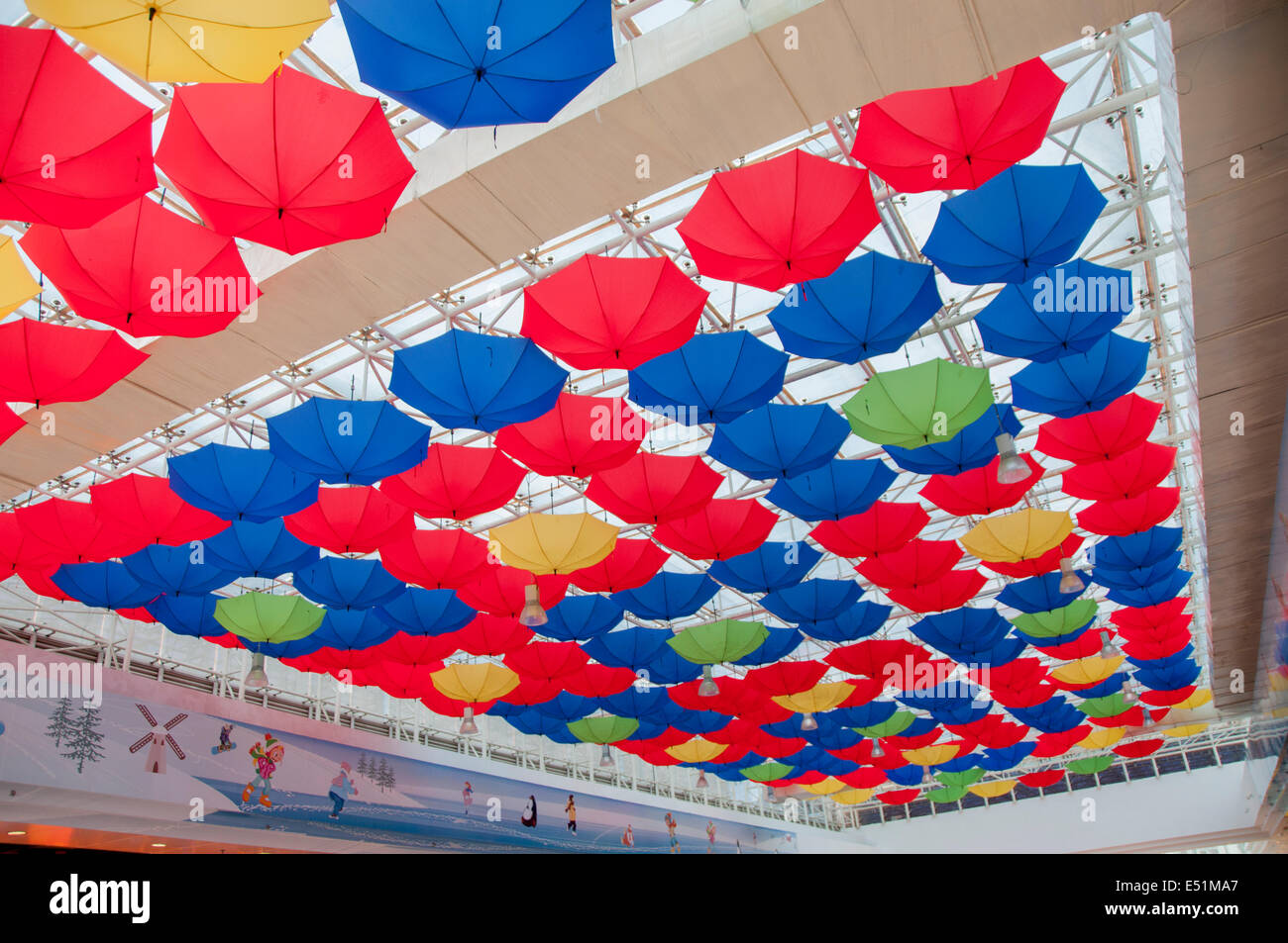 Ombrelloni colorati appesi nel tetto Foto Stock