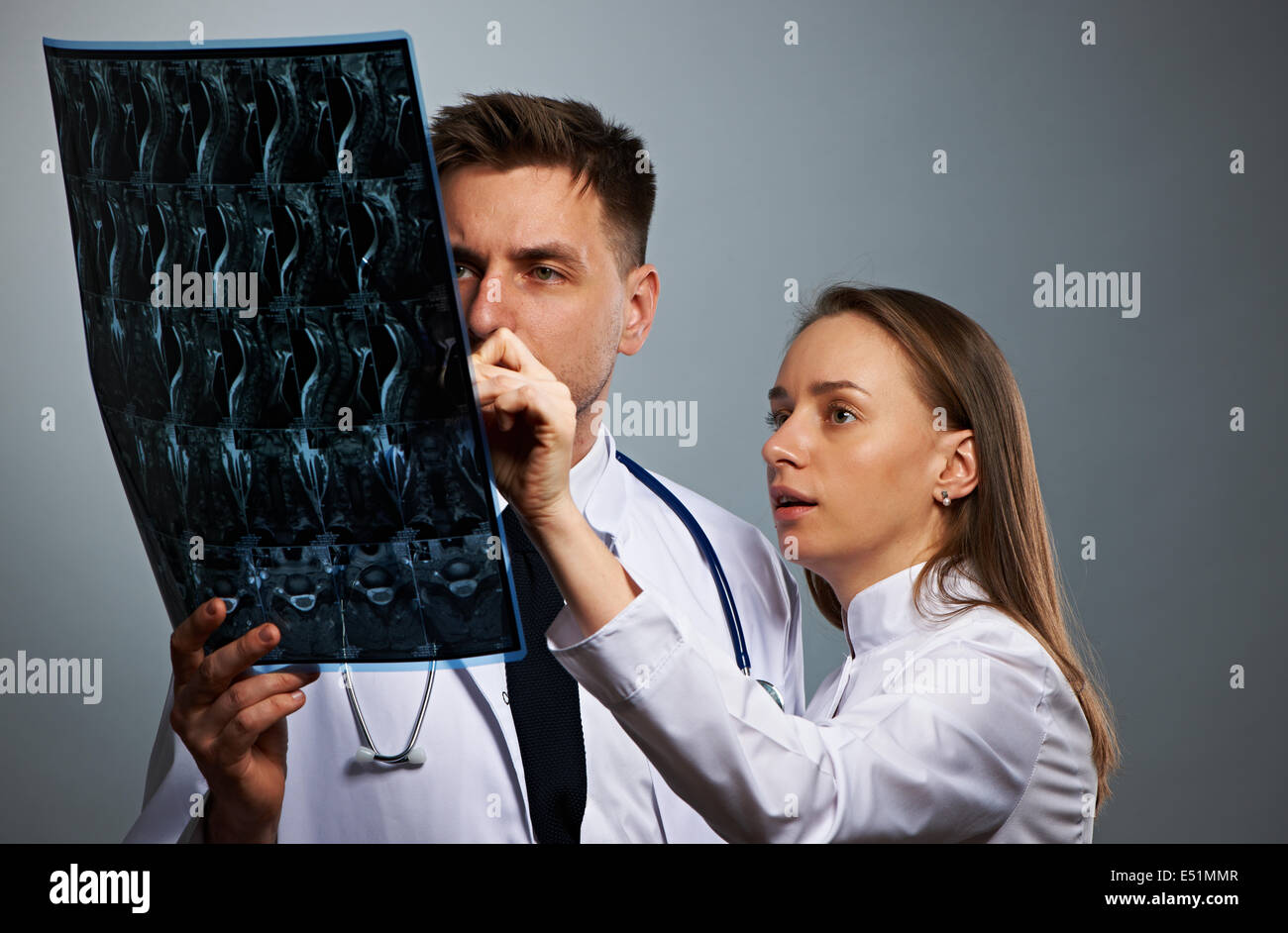 I medici team con MRI scan spinale Foto Stock