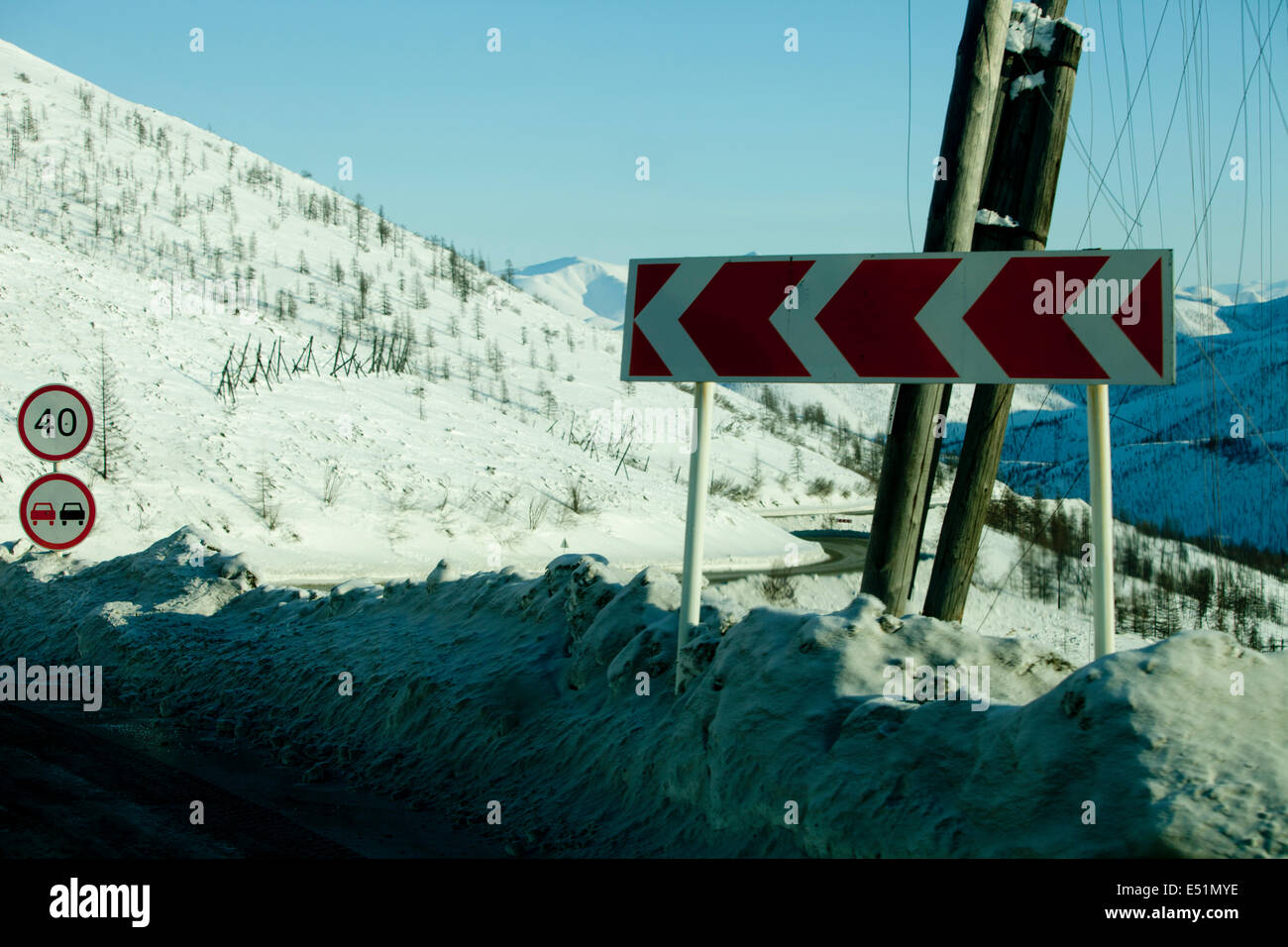 Strada di Montagna segnaletica di pericolo angolo di neve Foto Stock
