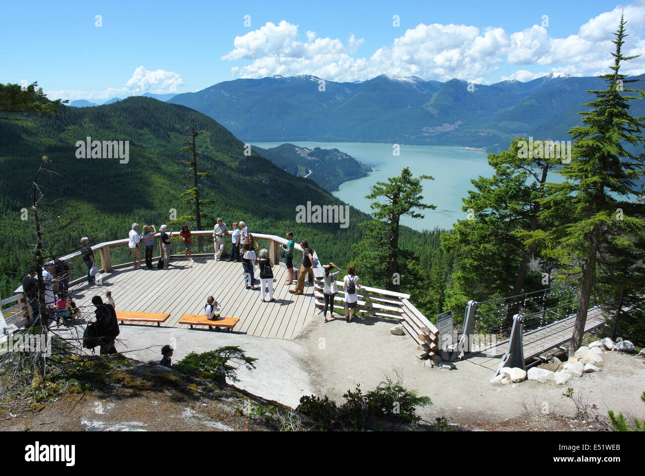 Squamish, Sea-to-Sky Gondola Squamish. 16 Maggio, 2014. Gli ospiti godono di una spettacolare vista al ponte di osservazione sulla cima del 885-meter Sea-to-Sky Gondola Squamish, BC, Canada, il 17 luglio 2014. Situato a 40 minuti di auto da Vancouver, Columbia britannica della nuovissima importante attrazione turistica, il Sea-to-Sky Gondola Squamish, ha superato le previsioni tra 200.000 e 300.000 visitatori del 40%. Sea-To-sky gondola ha accolto i visitatori prima il 16 maggio 2014. © Sergei Bachlakov/Xinhua/Alamy Live News Foto Stock