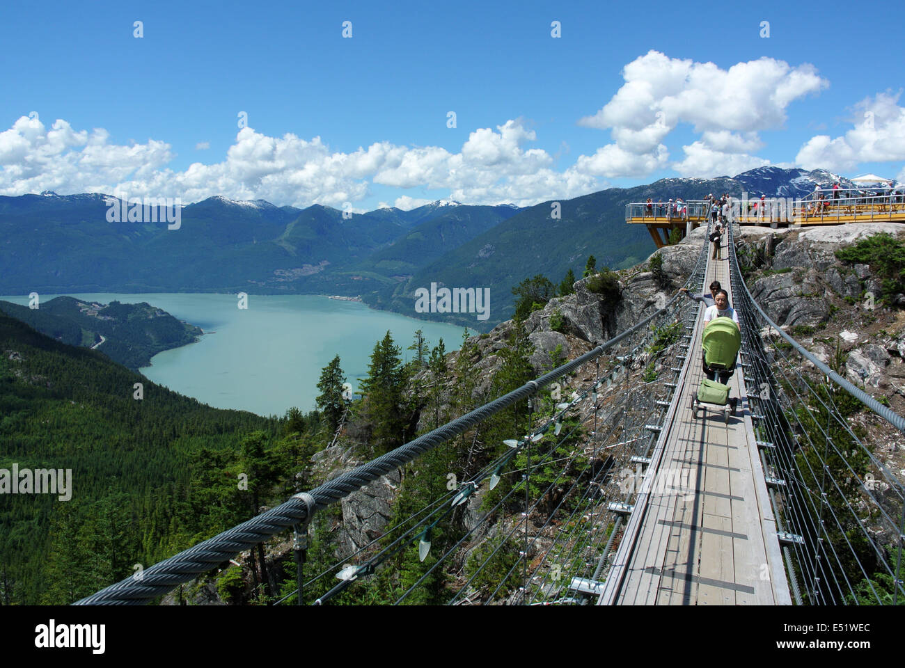 Squamish, Sea-to-Sky Gondola Squamish. 16 Maggio, 2014. Visitatori attraversare il cielo pilota ponte di sospensione sulla cima del 885-meter Sea-to-Sky Gondola Squamish, BC, Canada, il 17 luglio 2014. Situato a 40 minuti di auto da Vancouver, Columbia britannica della nuovissima importante attrazione turistica, il Sea-to-Sky Gondola Squamish, ha superato le previsioni tra 200.000 e 300.000 visitatori del 40%. Sea-To-sky gondola ha accolto i visitatori prima il 16 maggio 2014. © Sergei Bachlakov/Xinhua/Alamy Live News Foto Stock