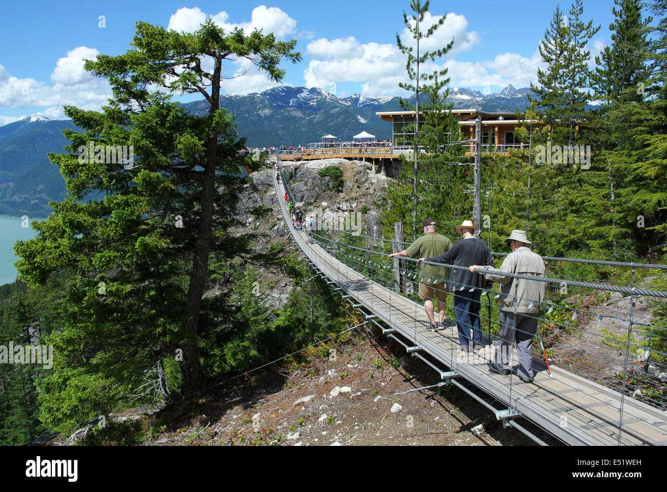 Squamish, Sea-to-Sky Gondola Squamish. 16 Maggio, 2014. Visitatori attraversare il cielo pilota ponte di sospensione sulla cima del 885-meter Sea-to-Sky Gondola Squamish, BC, Canada, il 17 luglio 2014. Situato a 40 minuti di auto da Vancouver, Columbia britannica della nuovissima importante attrazione turistica, il Sea-to-Sky Gondola Squamish, ha superato le previsioni tra 200.000 e 300.000 visitatori del 40%. Sea-To-sky gondola ha accolto i visitatori prima il 16 maggio 2014. © Sergei Bachlakov/Xinhua/Alamy Live News Foto Stock