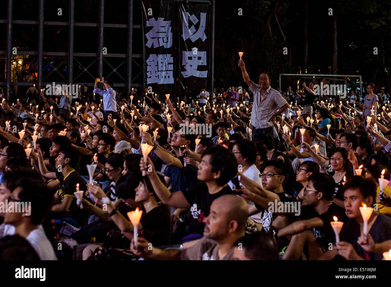 Migliaia di persone si riuniscono e la luce delle candele al Victoria Park di memorial per il XXV anniversario di Piazza Tienanmen in Hong Kong Foto Stock