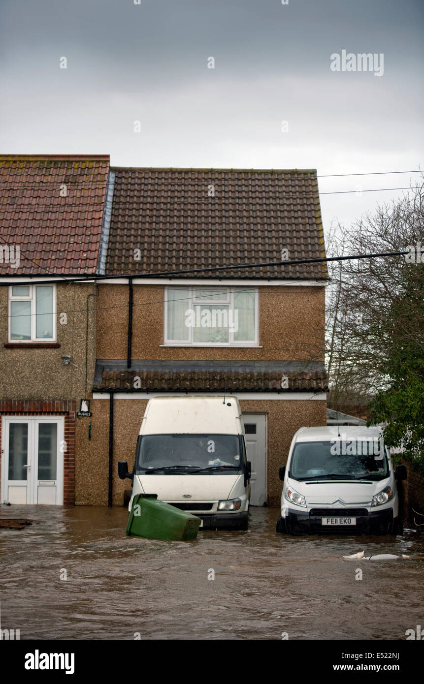 Una casa invasa dall'alluvione nel villaggio di brughiere sui livelli di Somerset REGNO UNITO Foto Stock