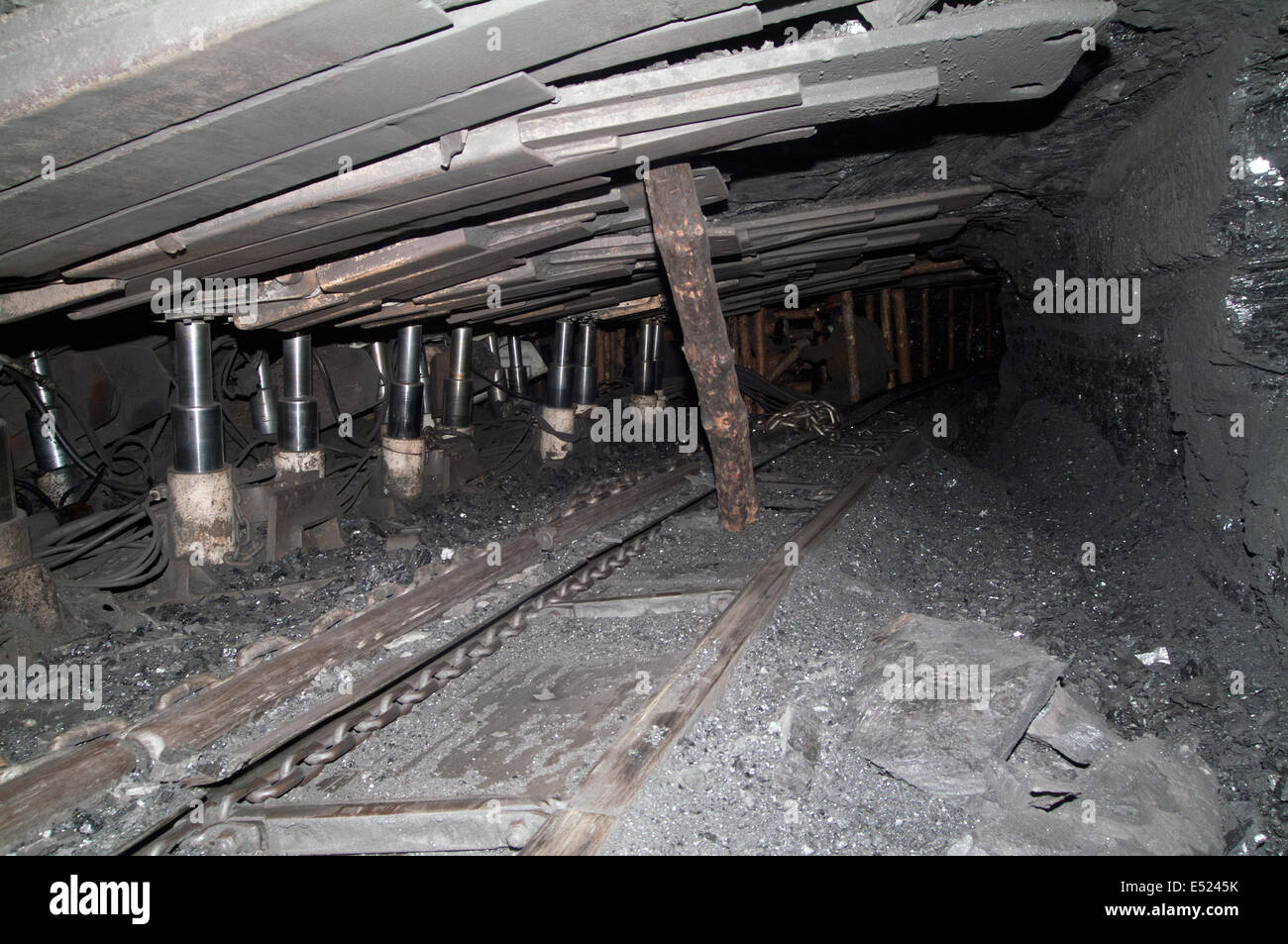 Formare un tunnel in una miniera sotterranea Foto Stock