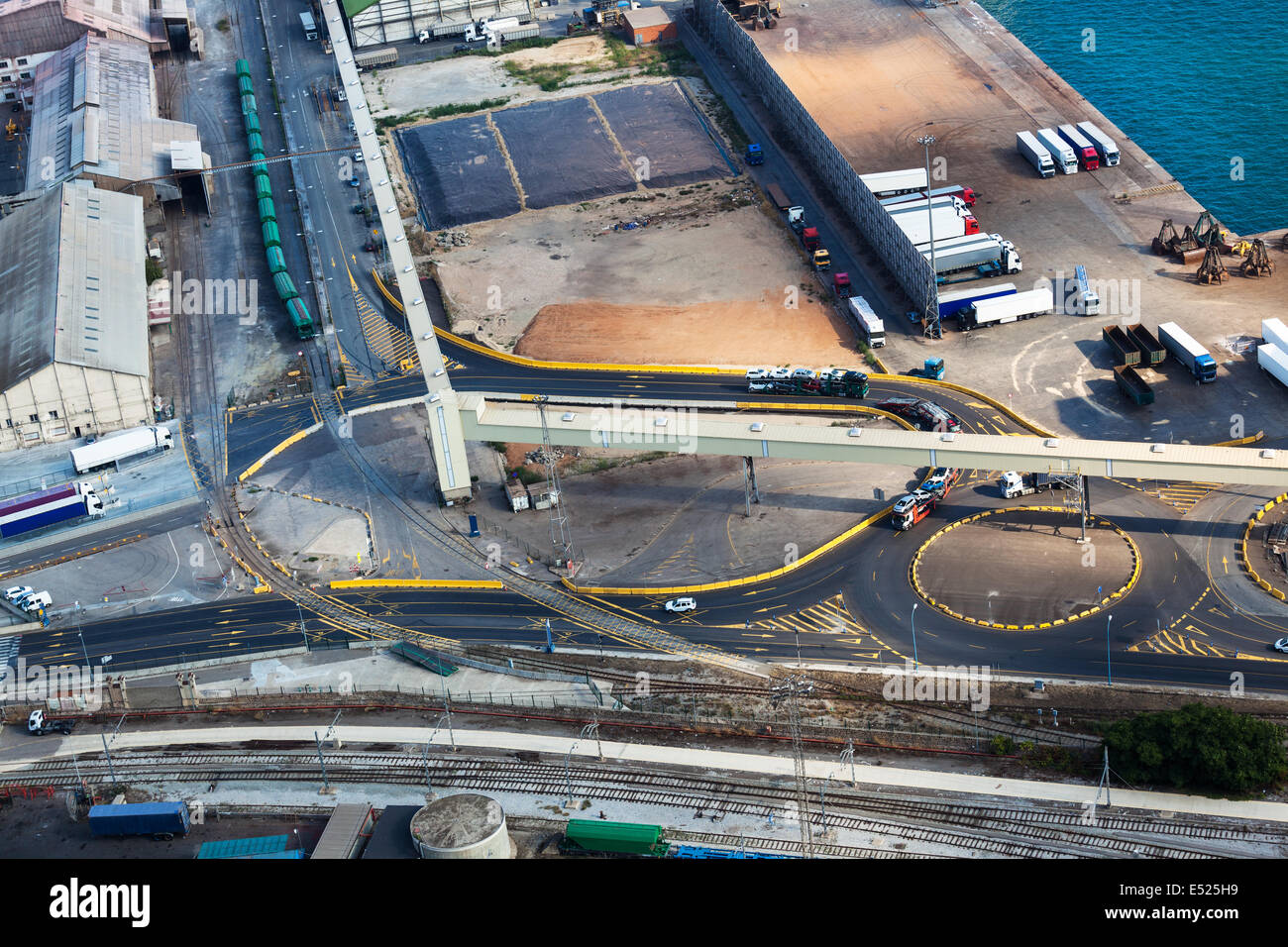 Su strada e per ferrovia Foto Stock