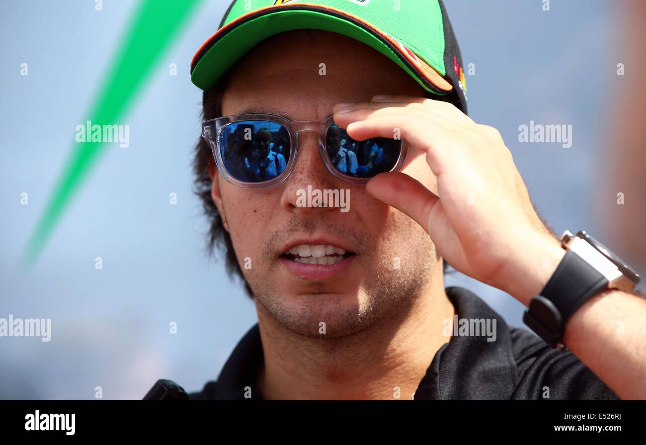 Tedesco di Formula One driver Sergio Perez della Force India Sorrisi durante una conferenza stampa presso l'Hockenheimring circuito di Hockenheim, in Germania, il 17 luglio 2014. Il Gran Premio di Formula Uno di Germania avrà luogo il 20 luglio 2014 all'Hockenheimring. Foto: Jens Buettner/dpa Foto Stock