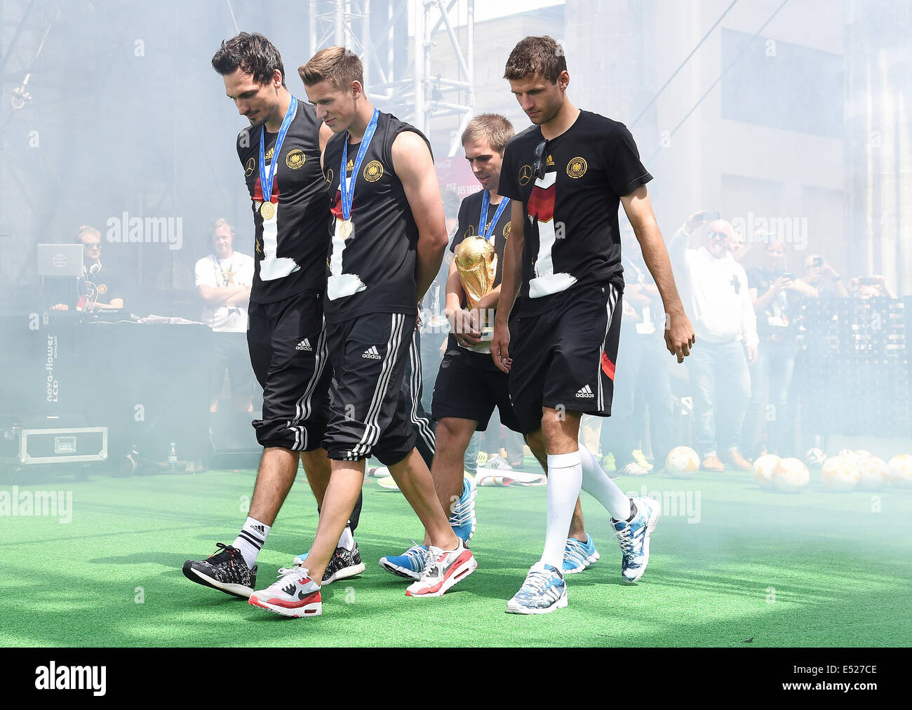 Un party di benvenuto del tedesco Nationalteam, il nuovo Campione del Mondo di Calcio, presso la Porta di Brandeburgo a Berlino, Mats Hummels, Erik Durm, Phillip Lahm, Thomas Müller, Mueller. Foto Stock