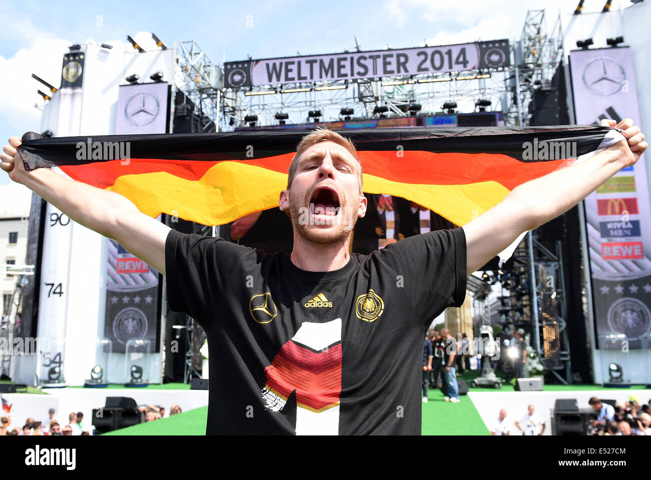 Un party di benvenuto del tedesco Nationalteam, il nuovo Campione del Mondo di Calcio, presso la Porta di Brandeburgo a Berlino per Mertesacker. Foto Stock