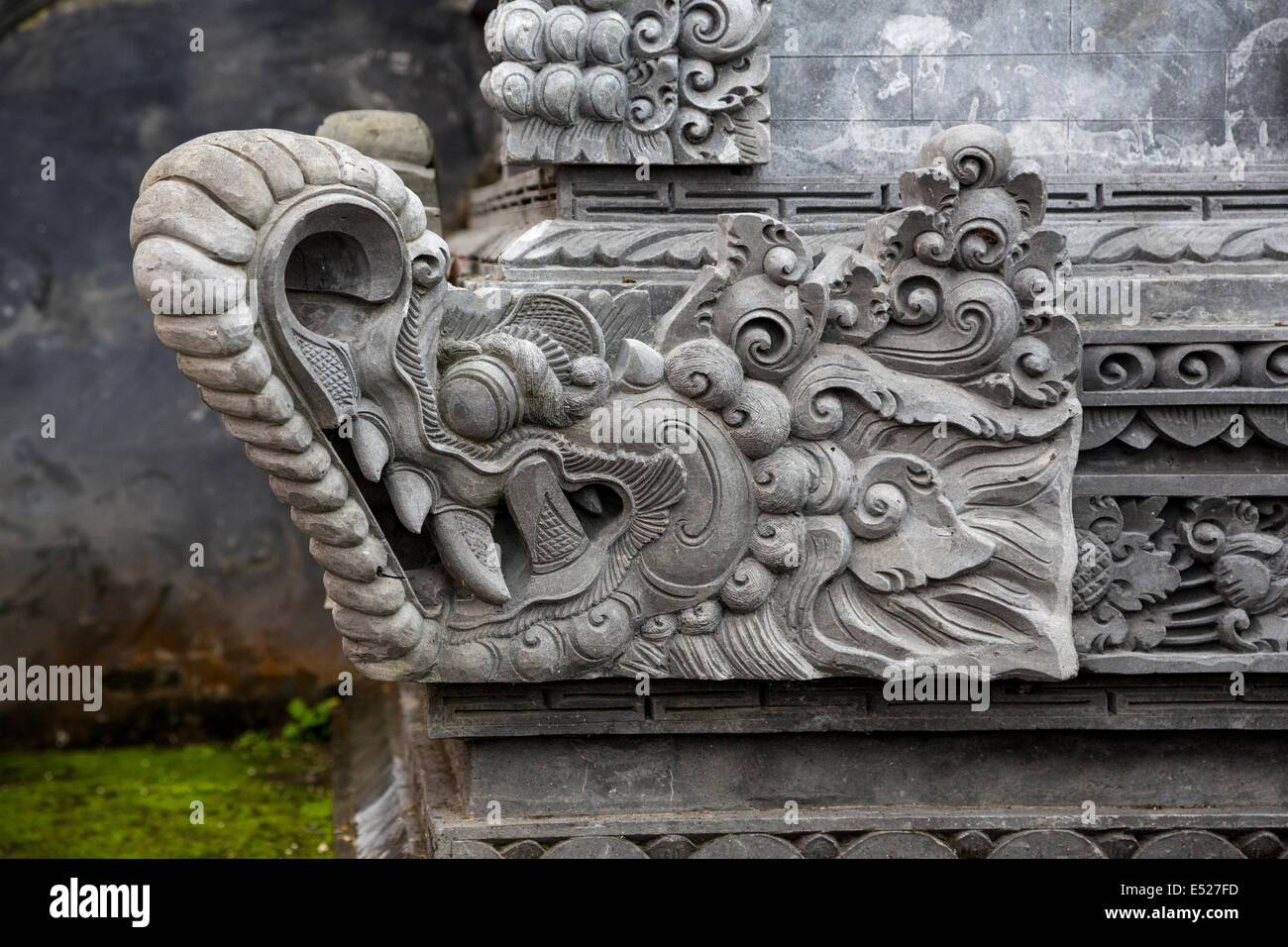 Jatiluwih, Bali, Indonesia. Decorazione del tempio, stone carving, Luhur Bhujangga Waisnawa tempio indù. Foto Stock