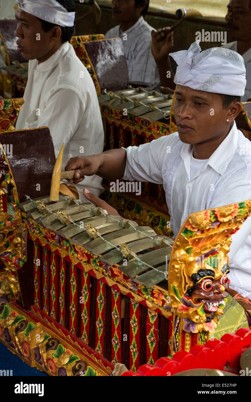 Jatiluwih, Bali, Indonesia. Giovane uomo giocando un Metallophone in un Gamelan Orchestra, Luhur Bhujangga Waisnawa tempio indù. Foto Stock Jatiluwih, Bali, Indonesia. Giovane uomo giocando un Metallophone in un Gamelan Orchestra, Luhur Bhujangga Waisnawa tempio indù. Foto Stock