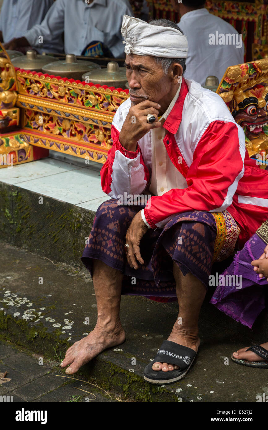 Jatiluwih, Bali, Indonesia. Uomo vecchio con un sandalo, Luhur Bhujangga Waisnawa tempio indù. Foto Stock