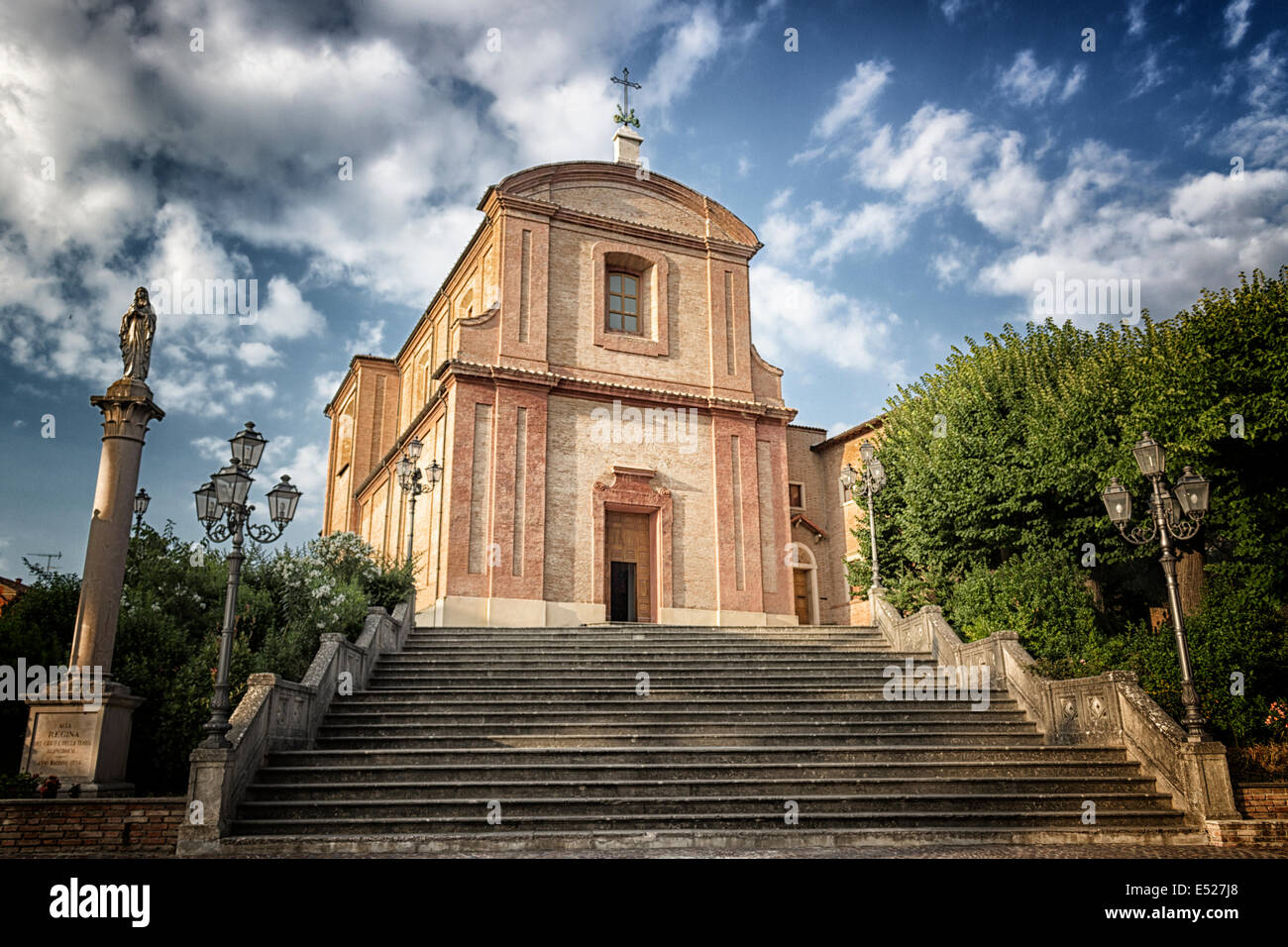 Il Santuario del Santissimo Crocifisso di Longiano è un santuario francescano situato nell'entroterra della Romagna, nella Diocesi di Cesena-Sarsina (XV secolo) Foto Stock