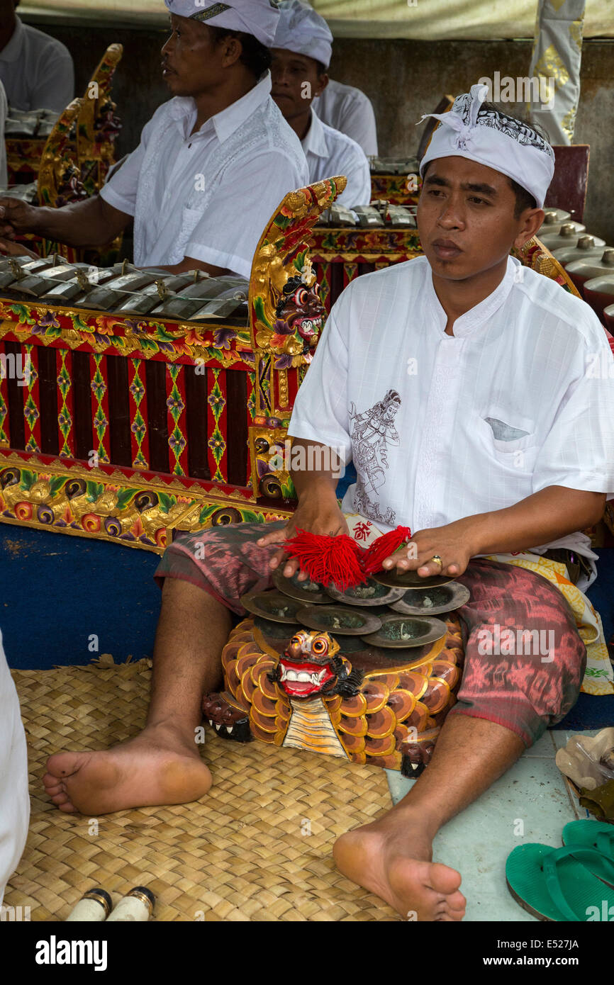 Jatiluwih, Bali, Indonesia. Musicista che gioca i cembali (Ceng ceng o Cheng Cheng) in un Gamelan Orchestra. Foto Stock