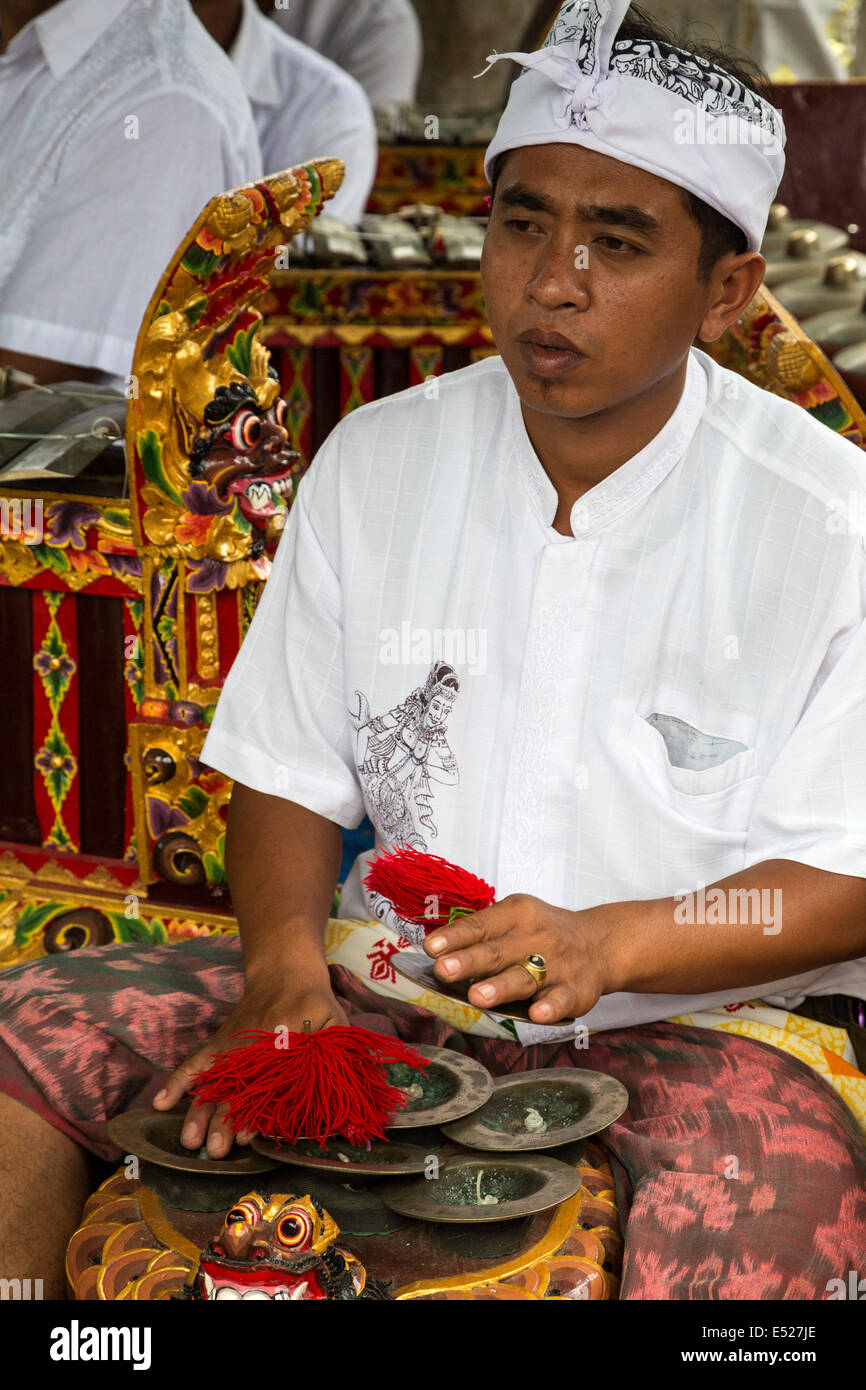 Jatiluwih, Bali, Indonesia. Musicista che gioca i cembali (Ceng ceng o Cheng Cheng) in un Gamelan Orchestra. Foto Stock