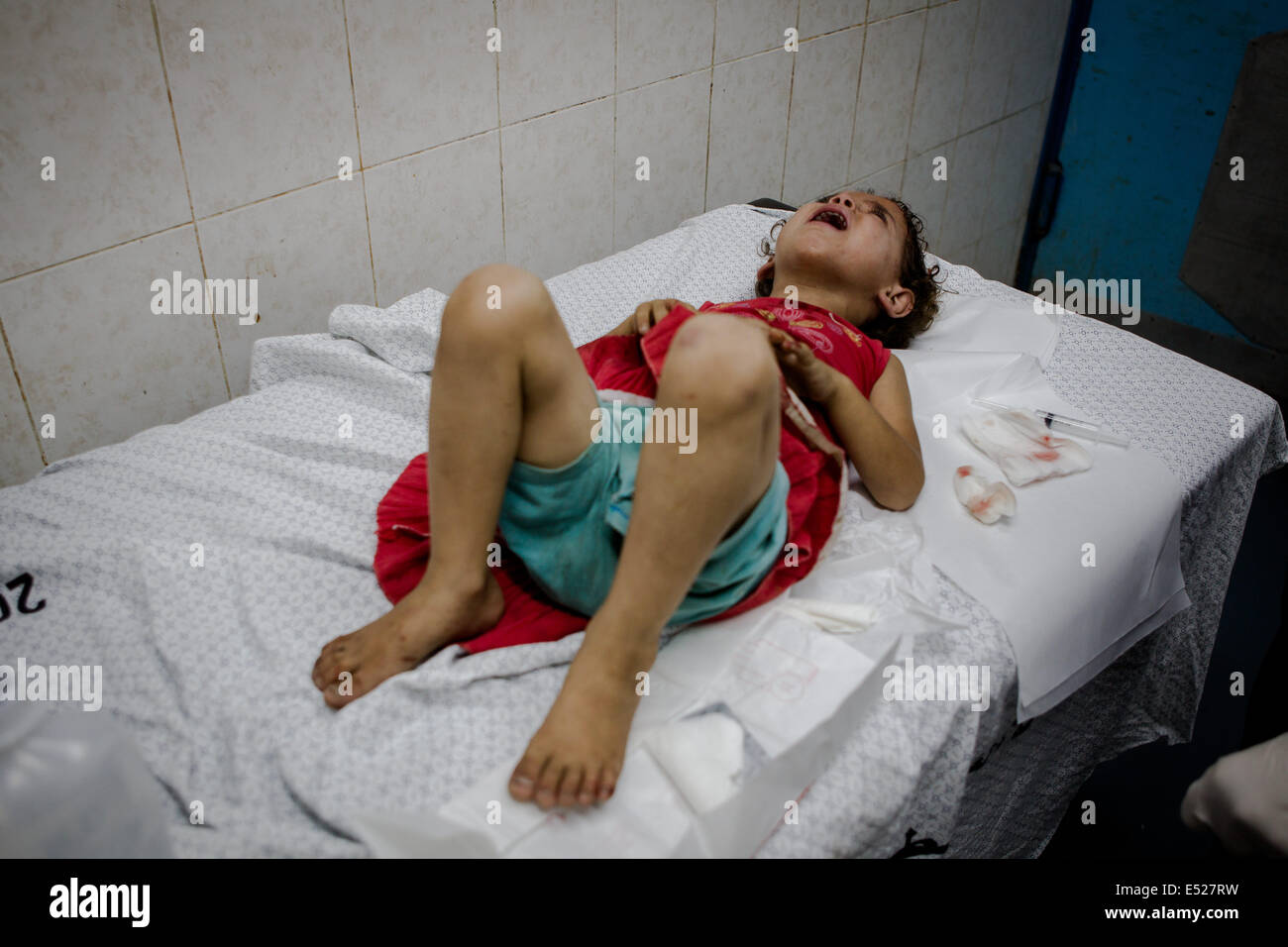 Luglio 16, 2014 - una giovane ragazza è trattata all'interno della sala di emergenza in ospedale Shifa dopo un attacco di un missile sulla sua casa di Gaza City il 16 luglio 2014. (Credito Immagine: © Daniel Van Moll/NurPhoto/ZUMA filo) Foto Stock