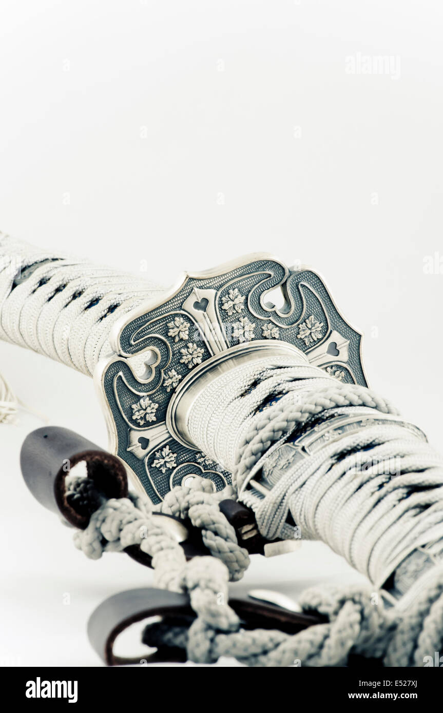 Spada Samurai su sfondo bianco Foto Stock