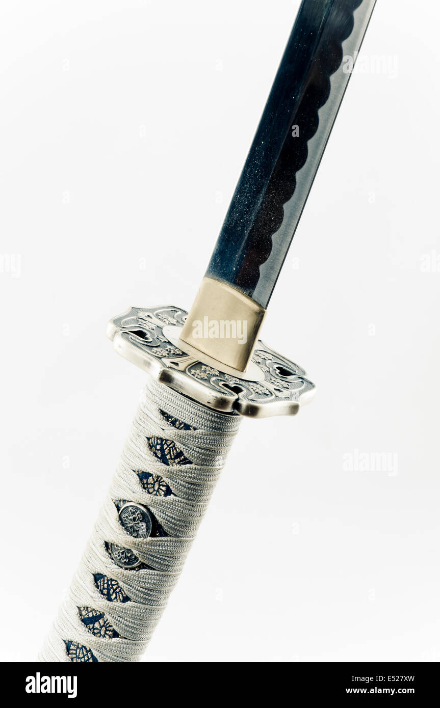 Spada Samurai su sfondo bianco Foto Stock