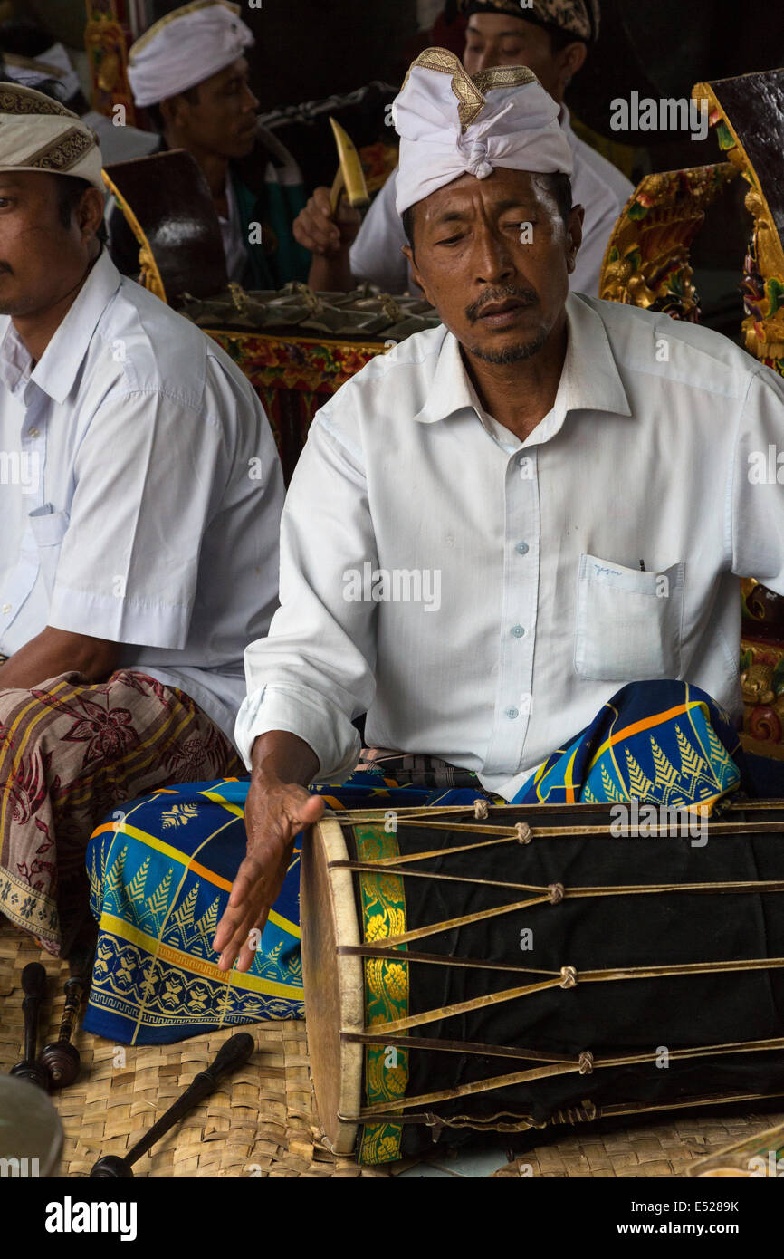 Jatiluwih, Bali, Indonesia. Il batterista in un Gamelan Orchestra, Luhur Bhujangga Waisnawa tempio indù. Foto Stock