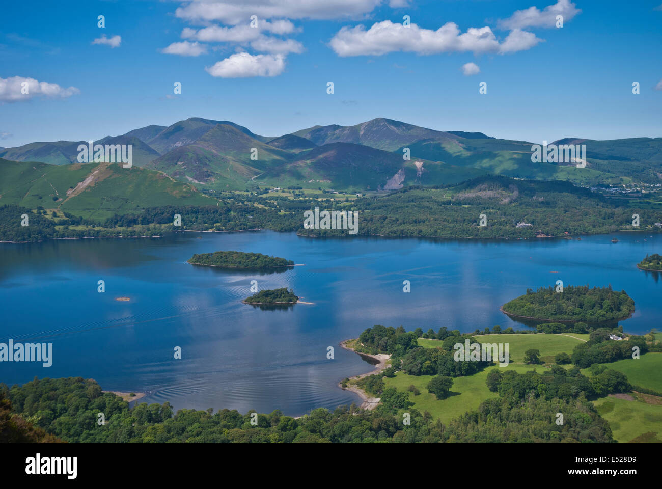 Derwentwater e pennini fells da Walla falesia vicino a Keswick Foto Stock