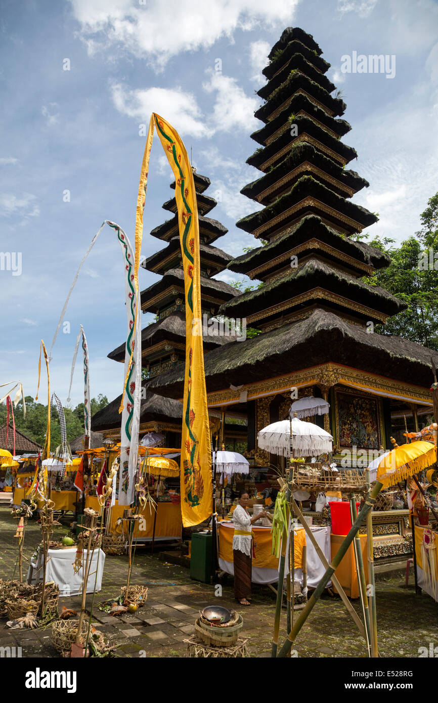 Jatiluwih, Bali, Indonesia. Luhur Bhujangga Waisnawa tempio indù con striscioni e tabelle per offerte per la festa religiosa. Foto Stock