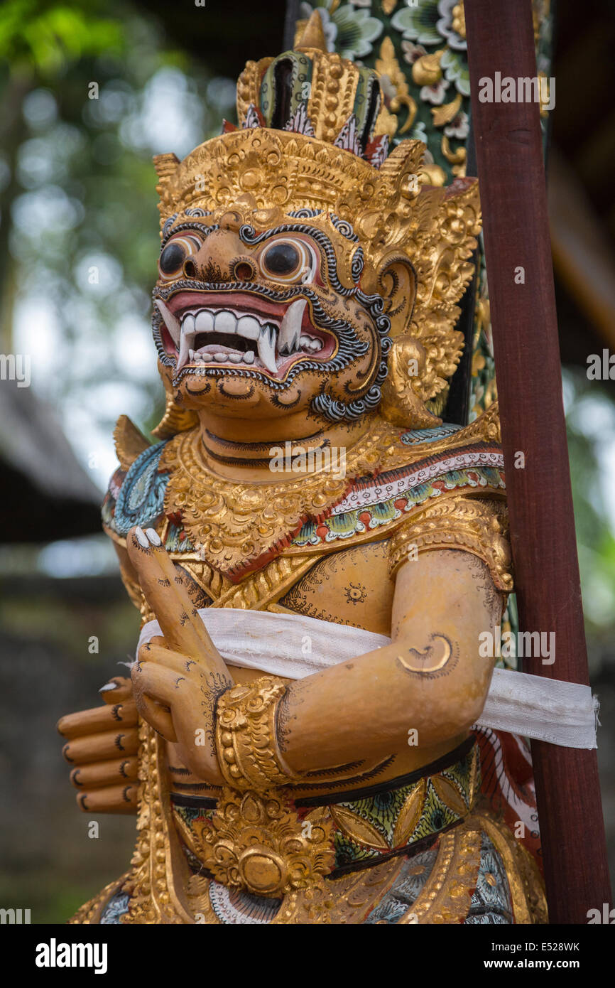 Jatiluwih, Bali, Indonesia. Custode del tempio (Dwarapala), Luhur Bhujangga Waisnawa tempio indù. Foto Stock