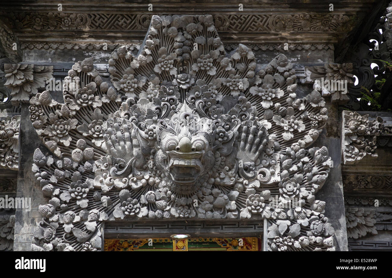 Jatiluwih, Bali, Indonesia. Divinità indù Kala al di sopra di uscire dal cortile interno, Luhur Bhujangga Waisnawa tempio indù. Foto Stock