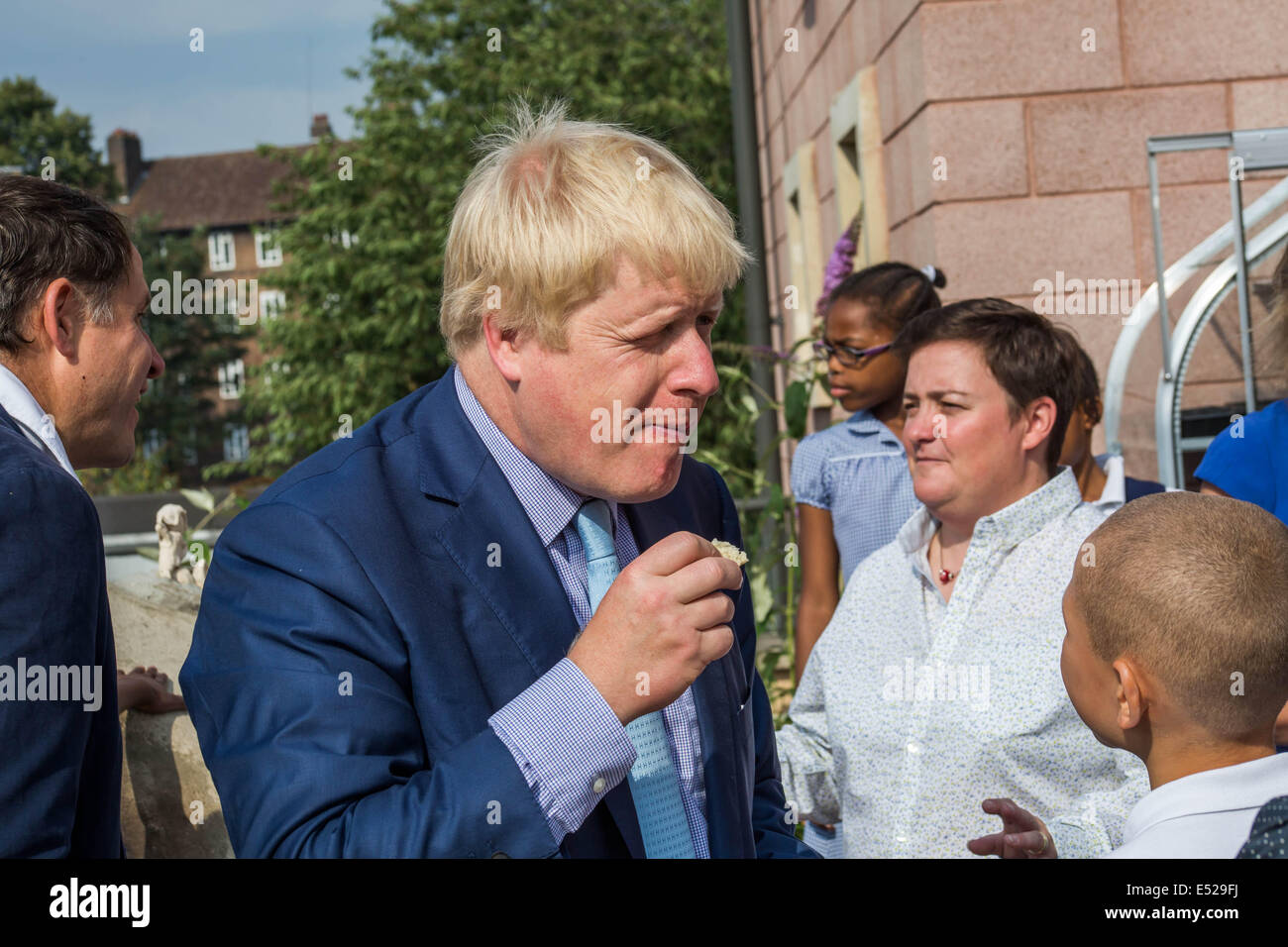 Londra, Regno Unito. 18 Luglio, 2014. Il sindaco di Londra Boris Johnson incontra con gli studenti, i genitori e gli insegnanti presso la Chiesa di Cristo la scuola primaria che ha un approccio pionieristico di educazione alimentare. Il sindaco ha anche annunciato il vincitore di due quartieri di Londra che in un Regno Unito primo, pilota un programma innovativo per promuovere il cibo sano e l educazione alimentare attraverso scuole e comunità. Londra, Regno Unito. Credito: Guy Corbishley/Alamy Live News Foto Stock