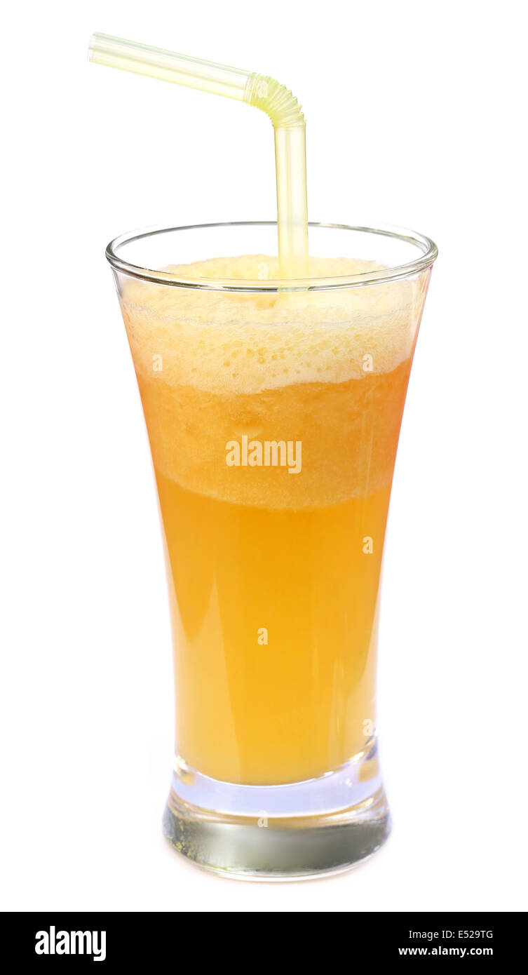 Succo di ananas in un bicchiere su sfondo bianco Foto Stock