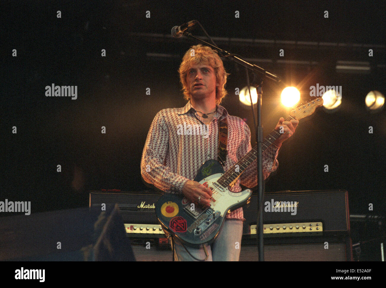 Andy Miller con poco raccomandabile eseguire sulla fase della piramide Glastonbury Festival 1997 Foto Stock