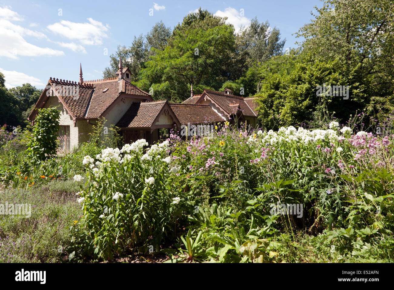 Una vista di Isola di anatra e Cottage Garden, St James Park, Londra. Foto Stock