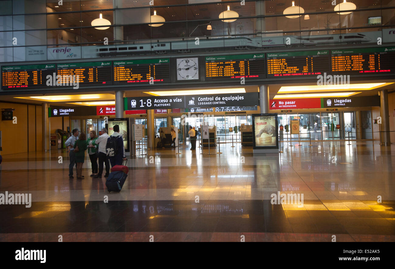 I passeggeri cercando di visualizzare le informazioni della scheda all'interno, Maria Zambrano stazione ferroviaria, Malaga, Spagna Foto Stock