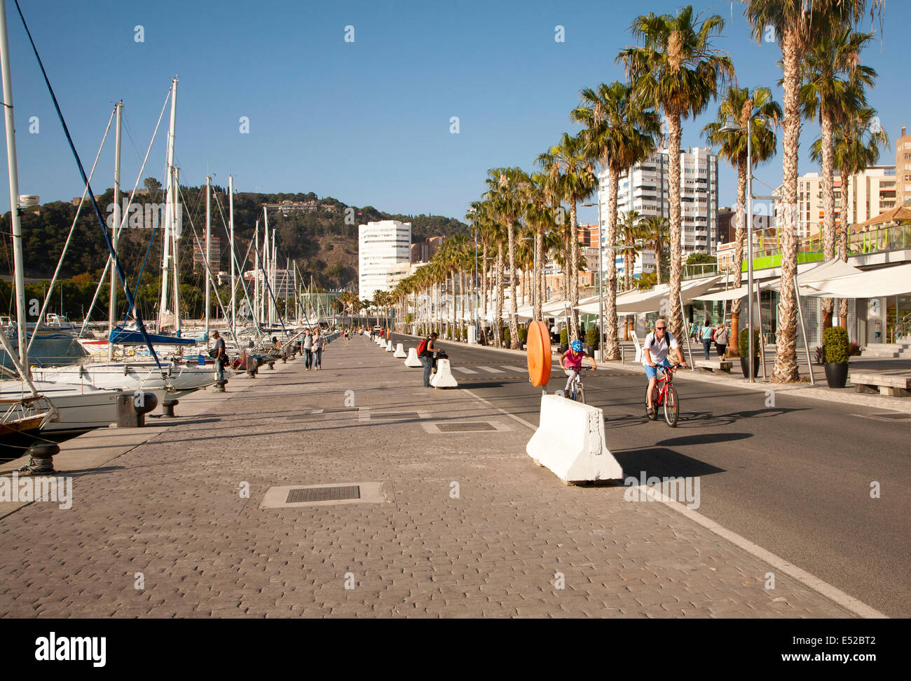 Persone che camminano nella recentemente risviluppata area del porto di bar e negozi Malaga, Spagna, Muelle dos, Palmeral de las Sorpresas Foto Stock