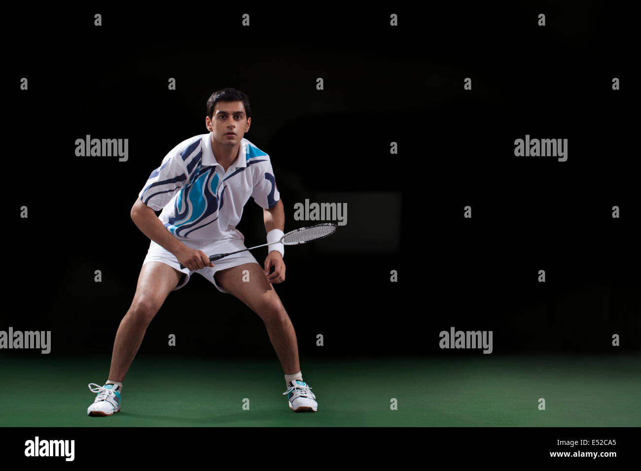 Lunghezza completa dell'uomo azienda badminton racchetta a corte Foto Stock